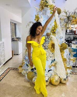 Nina Caicedo Instagram - Nuevo año, con el combo!
Mi vestido amarillo: @esteban_african_oficial