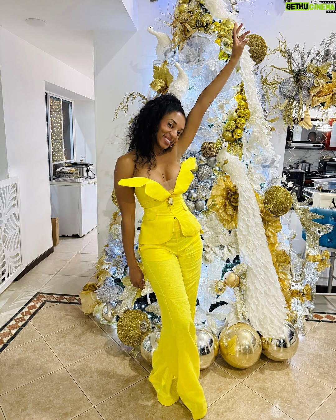 Nina Caicedo - 18.7K Likes - Nuevo año, con el combo! 

Mi vestido amarillo: @esteban_african_oficial