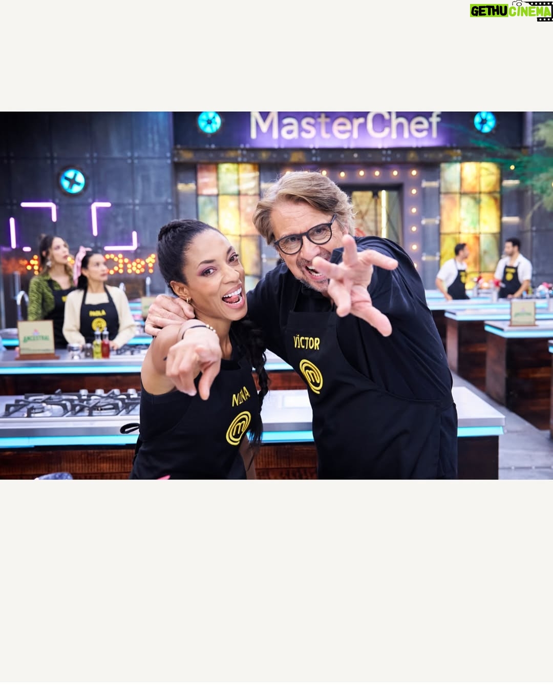 Nina Caicedo - 12.6K Likes - No se lo esperaban verdad?🥺🥺 yo tampoco, llegué a pensar que avanzaría más, pero así es el juego, un error te deja fuera de la competencia, no me queda más que agradecerles a todos los que de alguna manera me enviaron vibras positivas, de verdad que había momentos duros, pero ustedes me levantaron, competí con el corazón, aprendí montones y me voy cuando más estaba disfrutando! 

Gracias a Dios, a mi papá @nino_caicedo que todas las mañanas me hablaba de la importancia de agradecer y  de seguir firme, gracias a mi bro del alma @anddycaicedo por sus palabras cuando lo llamaba llorando a decirle que estaba cansada, a mi mamá por sus palabras de aliento, gracias enormes a mis chefs Alejandro y @ruthy_arenas por sus conocimientos gracias a ellos tuve algunas buenas preparaciones, pines, cachetes, felicitaciones etc 🫀Gracias  a mis queridos Chefs @nicodezubiria @jorge.rausch @adriamarina a mi hermosa @claudiabahamon por el cariño y muchos abrazos que me dio, gracias a mis compañeros del alma que tanto reímos y sufrimos  jajajaja gracias a @masterchefcelebrityco gracias @canalrcn estuve viva, fui plenamente feliz!