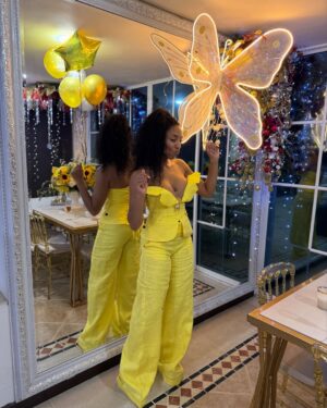 Nina Caicedo Instagram - Nuevo año, con el combo!
Mi vestido amarillo: @esteban_african_oficial