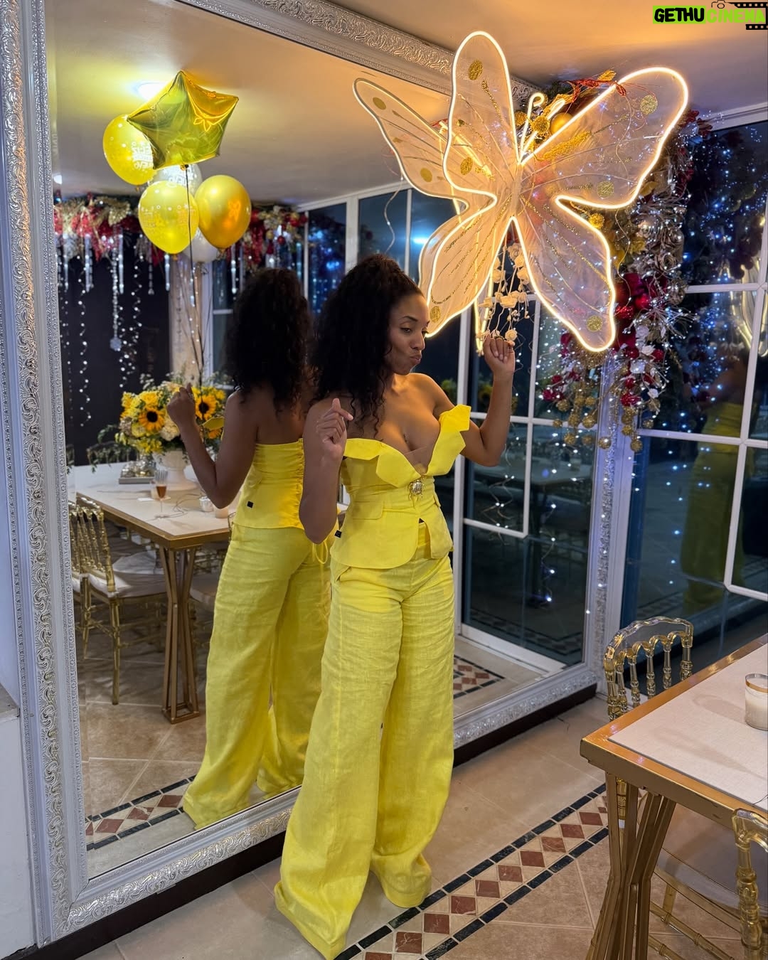 Nina Caicedo - 18.7K Likes - Nuevo año, con el combo! 

Mi vestido amarillo: @esteban_african_oficial