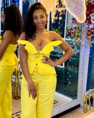Nina Caicedo Instagram - Nuevo año, con el combo!
Mi vestido amarillo: @esteban_african_oficial