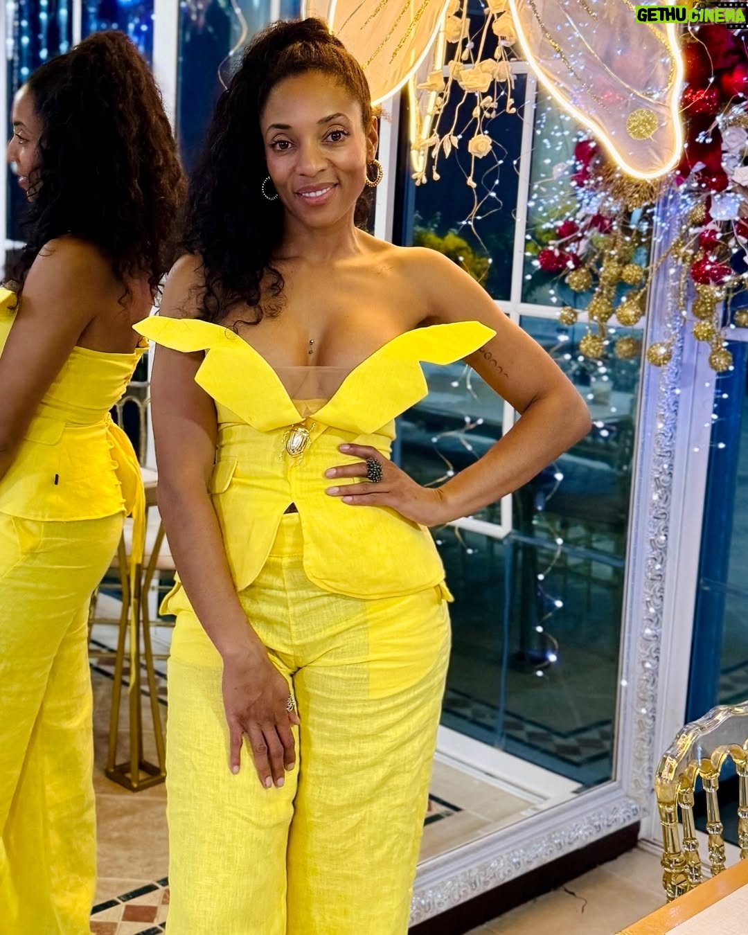 Nina Caicedo - 18.7K Likes - Nuevo año, con el combo! 

Mi vestido amarillo: @esteban_african_oficial