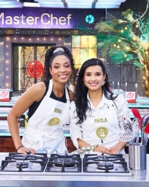 Nina Caicedo Instagram - Tenemos @masterchefcelebrityco 🏆🪅🎈🎉 felicitaciones @paolareyactriz siempre excelente desde el día 1!
Ahora si se acabó esto!
Styling: @isazaenlacasa
Mi outfit ❤️ @adrianacapassocr