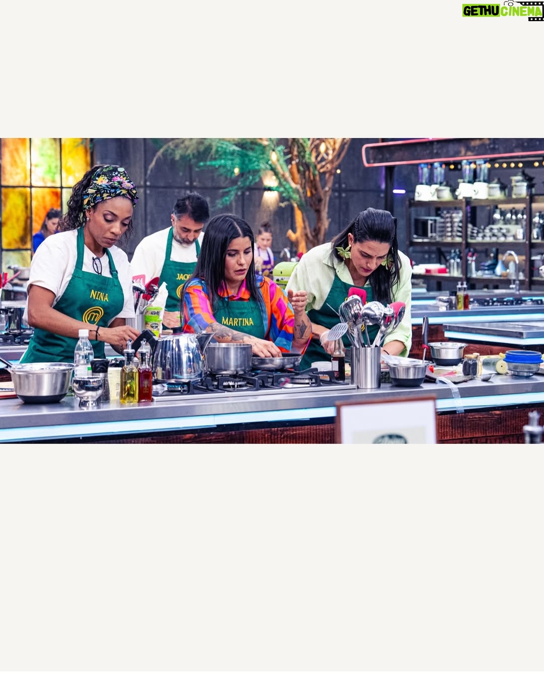 Nina Caicedo - 12.6K Likes - No se lo esperaban verdad?🥺🥺 yo tampoco, llegué a pensar que avanzaría más, pero así es el juego, un error te deja fuera de la competencia, no me queda más que agradecerles a todos los que de alguna manera me enviaron vibras positivas, de verdad que había momentos duros, pero ustedes me levantaron, competí con el corazón, aprendí montones y me voy cuando más estaba disfrutando! 

Gracias a Dios, a mi papá @nino_caicedo que todas las mañanas me hablaba de la importancia de agradecer y  de seguir firme, gracias a mi bro del alma @anddycaicedo por sus palabras cuando lo llamaba llorando a decirle que estaba cansada, a mi mamá por sus palabras de aliento, gracias enormes a mis chefs Alejandro y @ruthy_arenas por sus conocimientos gracias a ellos tuve algunas buenas preparaciones, pines, cachetes, felicitaciones etc 🫀Gracias  a mis queridos Chefs @nicodezubiria @jorge.rausch @adriamarina a mi hermosa @claudiabahamon por el cariño y muchos abrazos que me dio, gracias a mis compañeros del alma que tanto reímos y sufrimos  jajajaja gracias a @masterchefcelebrityco gracias @canalrcn estuve viva, fui plenamente feliz!