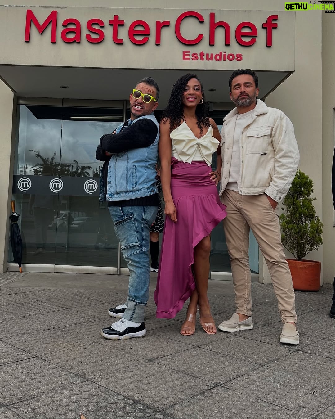 Nina Caicedo - 17.8K Likes - Tenemos @masterchefcelebrityco 🏆🪅🎈🎉 felicitaciones @paolareyactriz siempre excelente desde el día 1! 
Ahora si se acabó esto! 

Styling: @isazaenlacasa 

Mi outfit ❤️ @adrianacapassocr