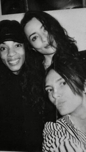 Nina Caicedo Instagram - Tarde soleada y las amigas espectaculares y suculentas  no quieren colaborar jajajajaja @vinamachado @arizatata 💃🏾💃🏻💃🏻 Amores míos! Quien se apunta? 👇🏾