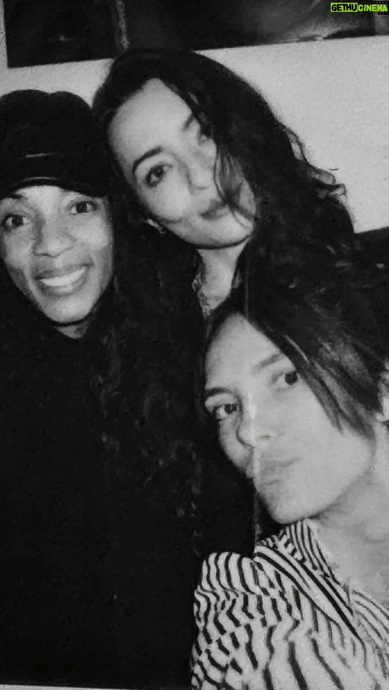 Nina Caicedo - 17.4K Likes - Tarde soleada y las amigas espectaculares y suculentas  no quieren colaborar jajajajaja @vinamachado @arizatata 💃🏾💃🏻💃🏻 Amores míos! Quien se apunta? 👇🏾