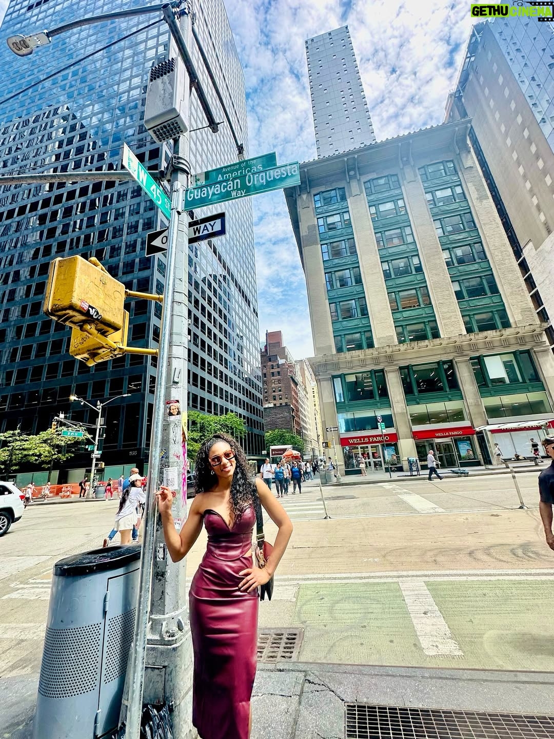 Nina Caicedo - 15.4K Likes - Que felicidad, hoy la muchachita de @nino_caicedo esta orgullosa de su papá, que emoción que Guayacán Orquesta, haya recibido este reconocimiento, que significa un orgullo para Colombia; orgullo para los que amamos la buena música. ¡Arriba los salseros! 
Hoy  existe la “Calle Guayacán” en Manhattan NYC y esto me llena el alma de amor! 
I ❤️ @nino_caicedo, I ❤️ @guayacanoficial