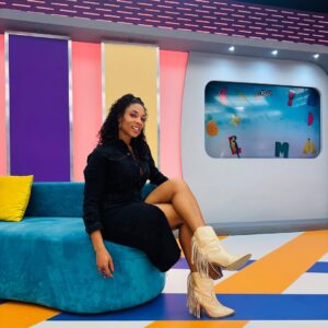 Nina Caicedo Instagram - Gracias por sus mensajes, hay mucha gente bonita ❤️!
Hoy gira de medios por el canal @canalrcn
Gracias @andreasanchezdesign por mi pinta sabrosa, me sentí como una reina 👸🏾 ❤️🔥🤎🤎🤎❣️