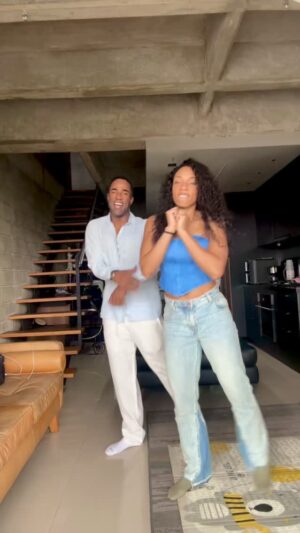 Nina Caicedo Instagram - Un pasito tun Tun, con el mejor regalo mi bro @anddycaicedo cuál es el tuyo? 💙💃🏾🕺🏿

#brothersisterlove❤️
