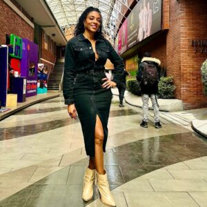 Nina Caicedo Instagram - Gracias por sus mensajes, hay mucha gente bonita ❤️!
Hoy gira de medios por el canal @canalrcn
Gracias @andreasanchezdesign por mi pinta sabrosa, me sentí como una reina 👸🏾 ❤️🔥🤎🤎🤎❣️