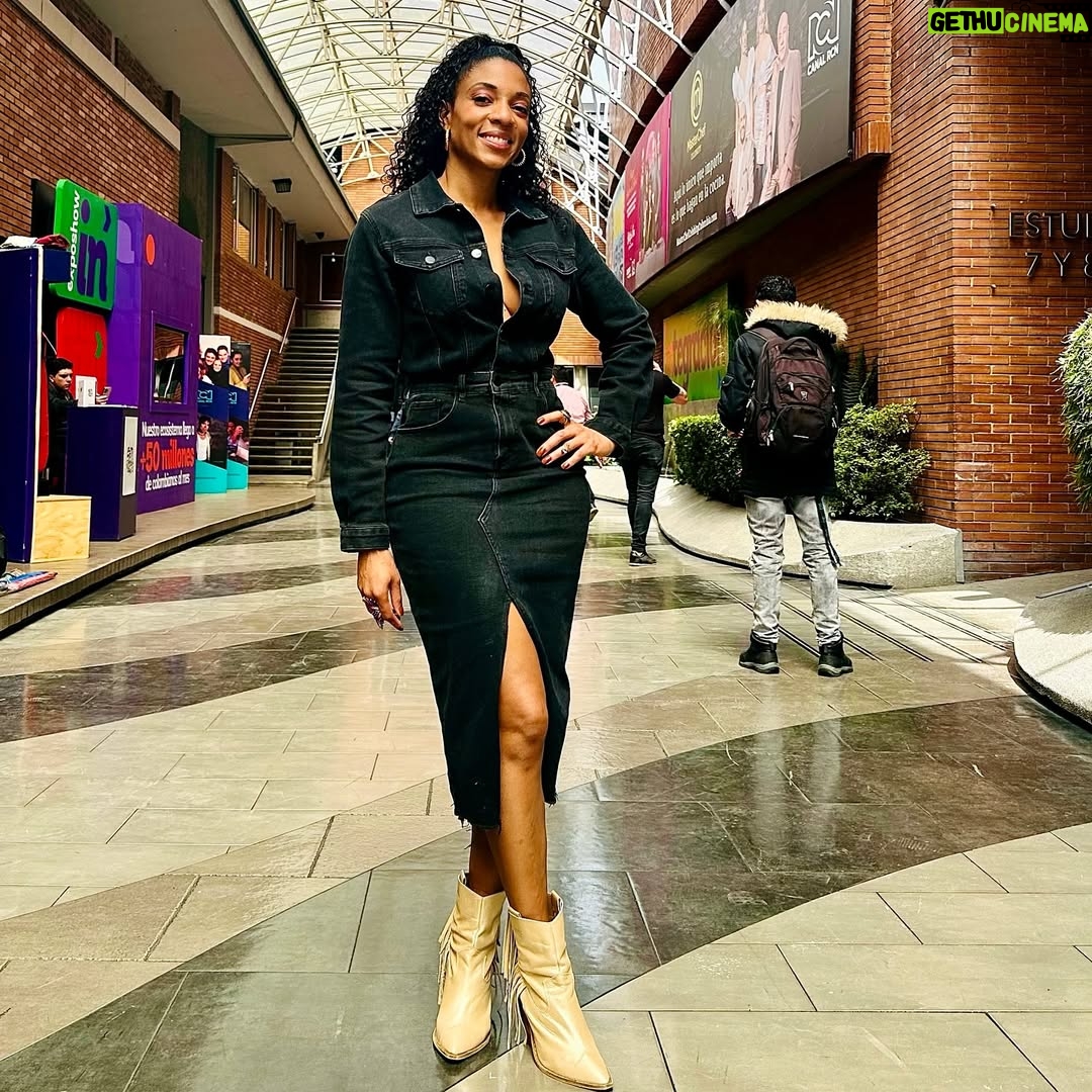 Nina Caicedo - 13K Likes - Gracias por sus mensajes, hay mucha gente bonita ❤️! 

Hoy gira de medios  por el canal @canalrcn 

Gracias @andreasanchezdesign por mi pinta sabrosa, me sentí como una reina 👸🏾 ❤️‍🔥🤎🤎🤎❣️