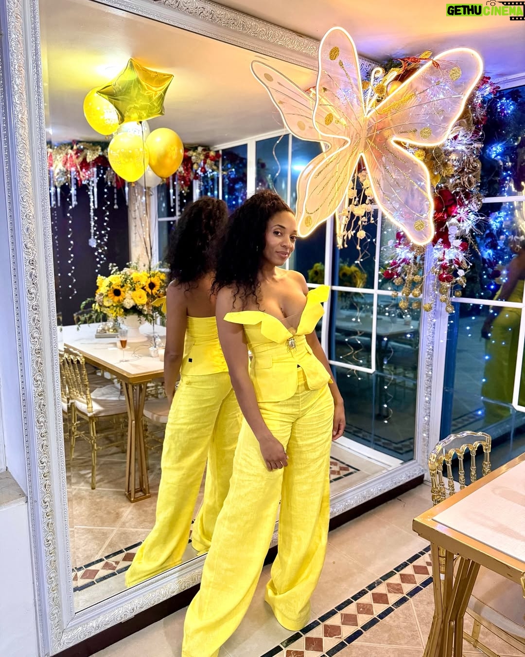 Nina Caicedo - 18.7K Likes - Nuevo año, con el combo! 

Mi vestido amarillo: @esteban_african_oficial
