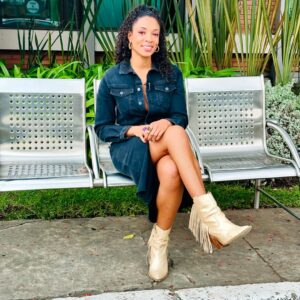 Nina Caicedo Instagram - Gracias por sus mensajes, hay mucha gente bonita ❤️!
Hoy gira de medios por el canal @canalrcn
Gracias @andreasanchezdesign por mi pinta sabrosa, me sentí como una reina 👸🏾 ❤️🔥🤎🤎🤎❣️