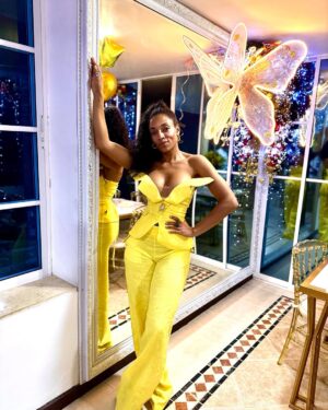 Nina Caicedo Instagram - Nuevo año, con el combo!
Mi vestido amarillo: @esteban_african_oficial