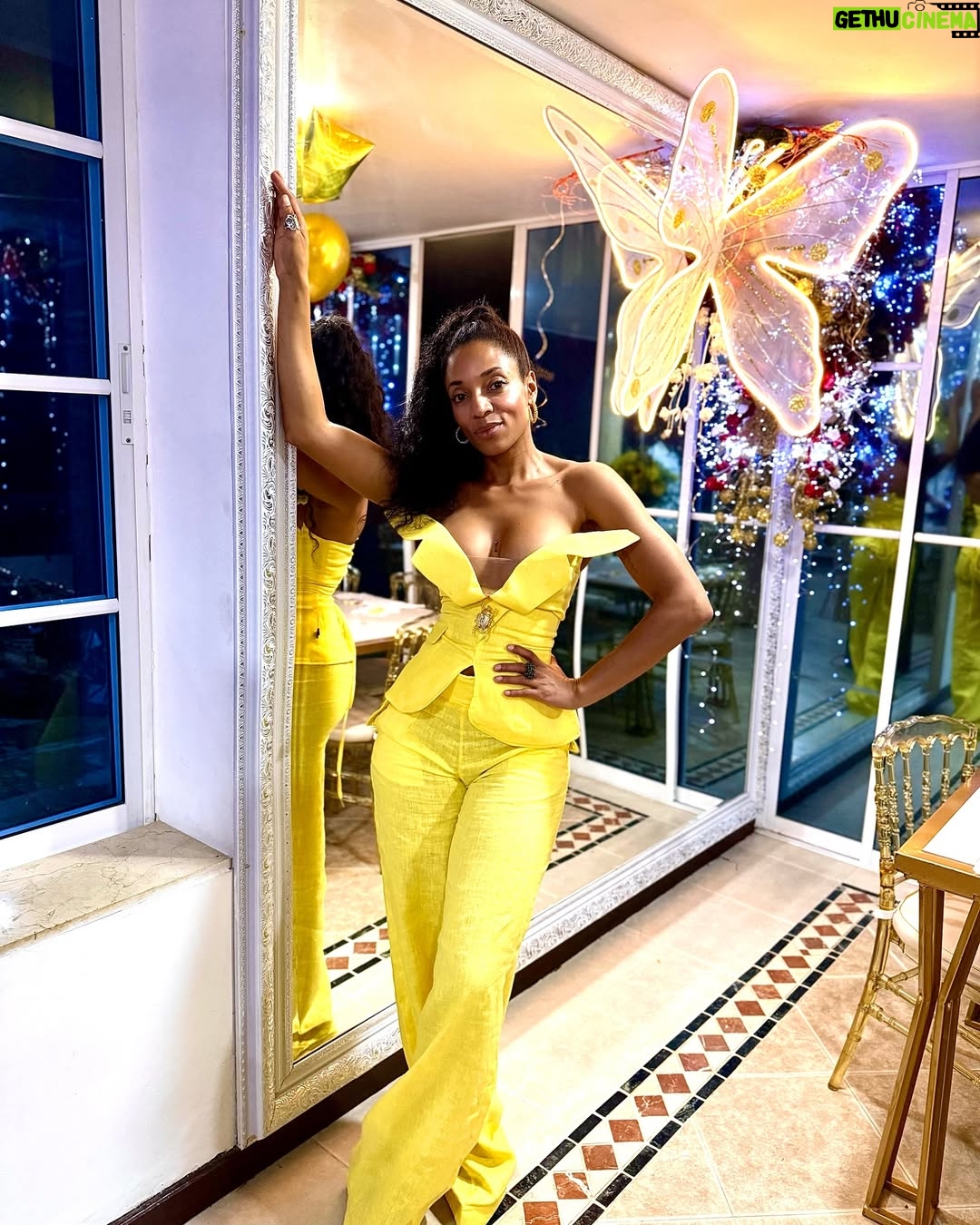 Nina Caicedo - 18.7K Likes - Nuevo año, con el combo! 

Mi vestido amarillo: @esteban_african_oficial