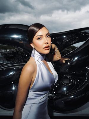Nina Maghrabi Instagram - A breathtaking view from a breathtaking spot📍@thepeninsulalondonhotel 🤍
Styled by @musaed.d
Dress @wona_concept from @esposagroup
Glam @zainab.london @naradkutowaroo
Jewellery @swarovski
📸 @kitana_photography