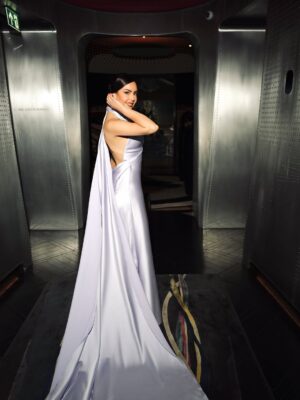 Nina Maghrabi Instagram - A breathtaking view from a breathtaking spot📍@thepeninsulalondonhotel 🤍
Styled by @musaed.d
Dress @wona_concept from @esposagroup
Glam @zainab.london @naradkutowaroo
Jewellery @swarovski
📸 @kitana_photography