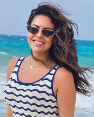 Nina Maghrabi Instagram - Messy hair and sun-kissed skin 🏖️
