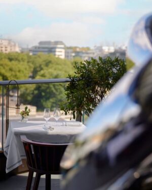 Nina Maghrabi Instagram - A breathtaking view from a breathtaking spot📍@thepeninsulalondonhotel 🤍
Styled by @musaed.d
Dress @wona_concept from @esposagroup
Glam @zainab.london @naradkutowaroo
Jewellery @swarovski
📸 @kitana_photography