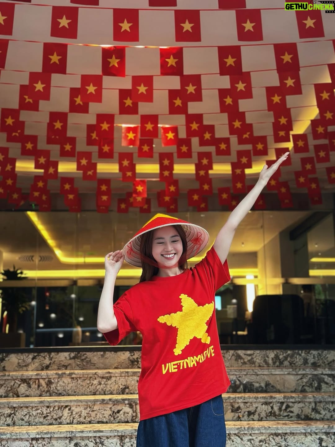 Ninh Duong Lan Ngoc - 40.5K Likes - One flag, one love , one nation ❤️

#2/9 #A80 #ninhduonglanngoc