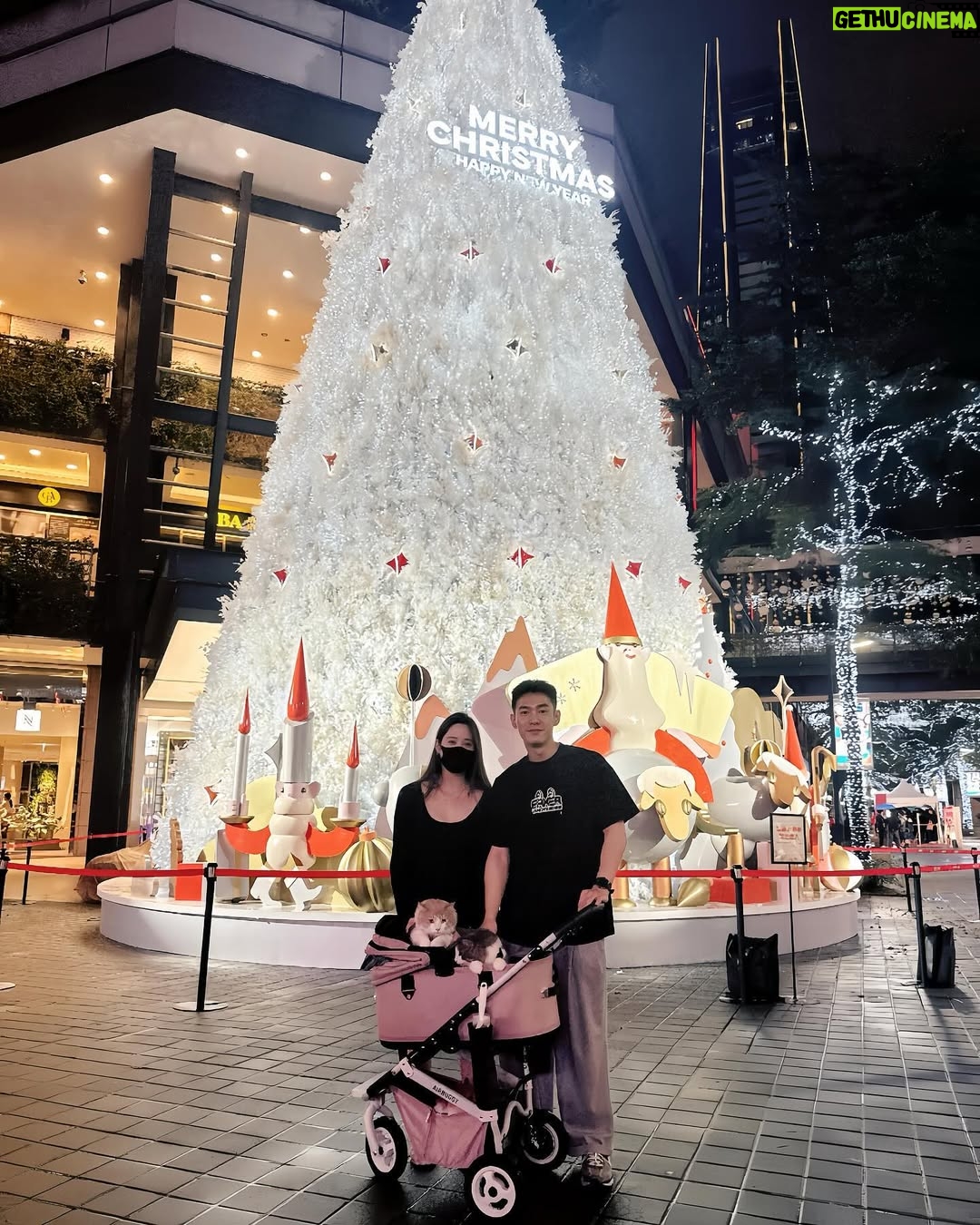 Nini Ouyang - 32.2K Likes - 平安夜聖誕節快樂🎄
節日就是跟愛的人在一起就夠了～
明年就可以跟兒子一起過了！！

給我老爸一個版面
他一直說他自己老了～
他是已經65歲了！可是看不出來就好啊😂
都要當阿公了呢👴🏻

#niniouyang2024