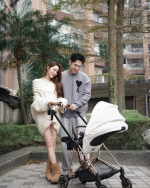 Nini Ouyang Instagram - 想跟你們分享我跟老張選的嬰兒推車!
就是 @cybex_taiwan 的啦!!
當初要買推車的時候一眼就看上Cybex
第一個原因當然是因為他的外觀
超級美的玫瑰金金屬支架🫶🏻
(媽媽是顏控)
我還很有勇氣選了白色的椅墊~真的太美了😭
第二個原因是我去日本的時候
都看到很多日本媽媽都用cybex
後來才知道因為她的重量非常媽媽友善🫶🏻
目前睦出月中到打預防針都是用他們的提籃!
可以直接放上汽車當汽車座椅,還可以平躺
睦在車上睡著也不會要把他抱起來吵醒他~
我們家哈啾最近每次看到我們要出門
都會很自動跑下去坐好😂
看來他也很舒服吧?❤️
生完小孩後真的會變的很雞婆?
真的會想把很多好用的東西跟正在煩惱在選擇的媽媽說😂
分享給大家✌🏻✌🏻
#niniouyang2025