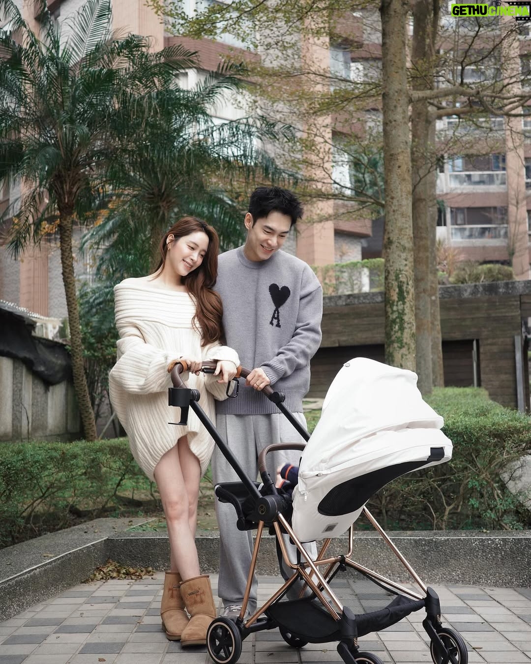Nini Ouyang - 23.6K Likes - 想跟你們分享我跟老張選的嬰兒推車！
就是 @cybex_taiwan 的啦！！
當初要買推車的時候一眼就看上Cybex
第一個原因當然是因為他的外觀
超級美的玫瑰金金屬支架🫶🏻
（媽媽是顏控）
我還很有勇氣選了白色的椅墊～真的太美了😭
第二個原因是我去日本的時候
都看到很多日本媽媽都用cybex 
後來才知道因為她的重量非常媽媽友善🫶🏻

目前睦出月中到打預防針都是用他們的提籃！
可以直接放上汽車當汽車座椅，還可以平躺
睦在車上睡著也不會要把他抱起來吵醒他～

我們家哈啾最近每次看到我們要出門
都會很自動跑下去坐好😂
看來他也很舒服吧？❤️

生完小孩後真的會變的很雞婆？
真的會想把很多好用的東西跟正在煩惱在選擇的媽媽說😂
分享給大家✌🏻✌🏻

#niniouyang2025