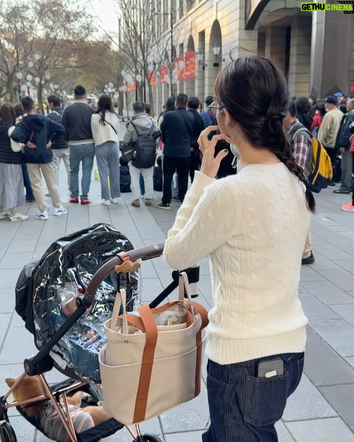 Nini Ouyang - 23.6K Likes - 想跟你們分享我跟老張選的嬰兒推車！
就是 @cybex_taiwan 的啦！！
當初要買推車的時候一眼就看上Cybex
第一個原因當然是因為他的外觀
超級美的玫瑰金金屬支架🫶🏻
（媽媽是顏控）
我還很有勇氣選了白色的椅墊～真的太美了😭
第二個原因是我去日本的時候
都看到很多日本媽媽都用cybex 
後來才知道因為她的重量非常媽媽友善🫶🏻

目前睦出月中到打預防針都是用他們的提籃！
可以直接放上汽車當汽車座椅，還可以平躺
睦在車上睡著也不會要把他抱起來吵醒他～

我們家哈啾最近每次看到我們要出門
都會很自動跑下去坐好😂
看來他也很舒服吧？❤️

生完小孩後真的會變的很雞婆？
真的會想把很多好用的東西跟正在煩惱在選擇的媽媽說😂
分享給大家✌🏻✌🏻

#niniouyang2025
