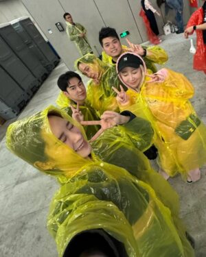 Nini Ouyang Instagram - 帶媽媽淋雨在杭州看了🎶
然後看完手機直接淋雨壞掉😂
(提醒大家iPhone不是防水的!!淋到雨請馬上關機不準打開來用😭不準充電,不然就會跟我一樣面板、螢幕、Face ID通通壞光光)
每天看大家洗版~明天終於換我了!!
#niniouyang2024