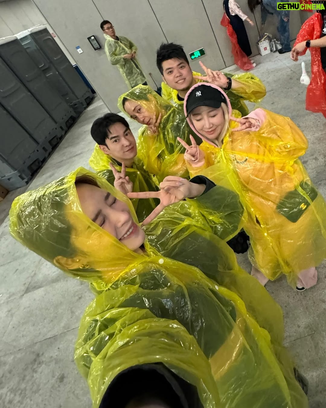 Nini Ouyang - 32.1K Likes - 帶媽媽淋雨在杭州看了🎶
然後看完手機直接淋雨壞掉😂
（提醒大家iPhone不是防水的！！淋到雨請馬上關機不準打開來用😭不準充電，不然就會跟我一樣面板、螢幕、Face ID通通壞光光）

每天看大家洗版～明天終於換我了！！

#niniouyang2024