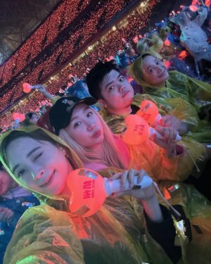 Nini Ouyang Instagram - 帶媽媽淋雨在杭州看了🎶
然後看完手機直接淋雨壞掉😂
(提醒大家iPhone不是防水的!!淋到雨請馬上關機不準打開來用😭不準充電,不然就會跟我一樣面板、螢幕、Face ID通通壞光光)
每天看大家洗版~明天終於換我了!!
#niniouyang2024