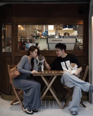 Nini Ouyang Instagram - 把握還可以出門溜搭的日子!🐱🐶
肚子一天比一天大
喜歡的冬天來了🫶🏻
#niniouyang2024