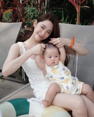Nini Ouyang Instagram - 第一次帶兒子出門玩耍大成功!🏖️
第一張還笑的很開心
後面兩張心想
媽~拍夠了沒~我可以下水了嗎?好熱⋯🫠
@mu.muu__
#niniouyang2025