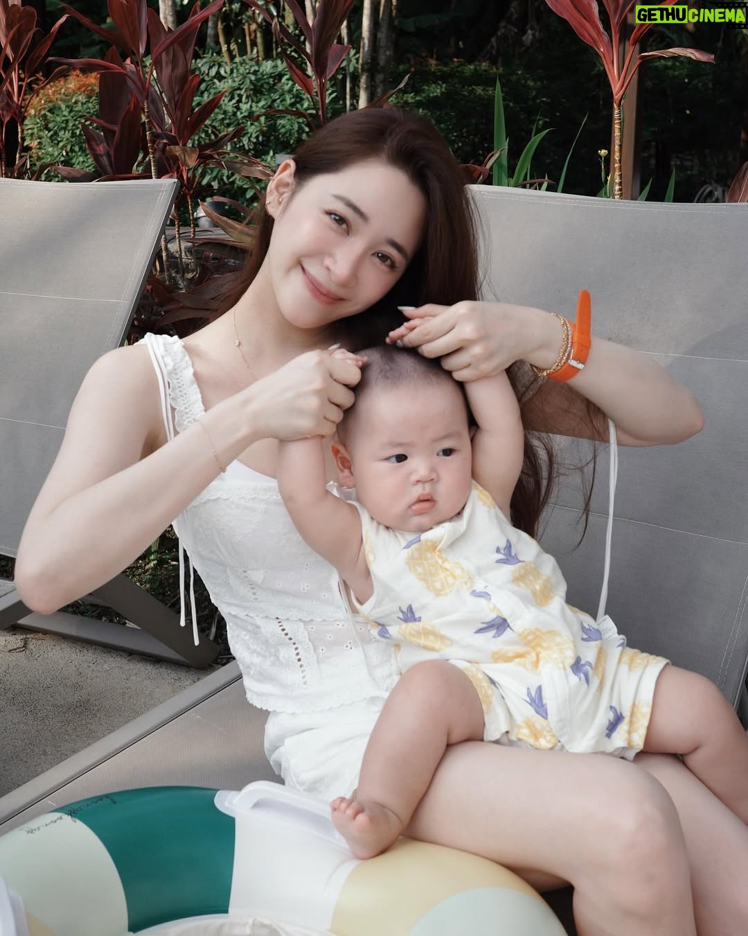 Nini Ouyang - 21.5K Likes - 第一次帶兒子出門玩耍大成功！🏖️
第一張還笑的很開心
後面兩張心想
媽～拍夠了沒～我可以下水了嗎？好熱⋯🫠
@mu.muu__ 

#niniouyang2025