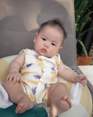 Nini Ouyang Instagram - 第一次帶兒子出門玩耍大成功!🏖️
第一張還笑的很開心
後面兩張心想
媽~拍夠了沒~我可以下水了嗎?好熱⋯🫠
@mu.muu__
#niniouyang2025