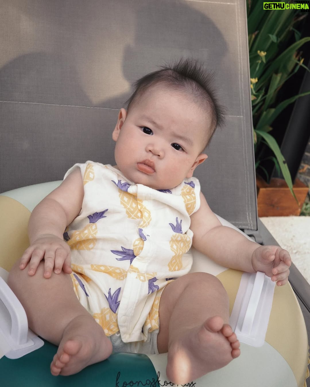 Nini Ouyang - 21.5K Likes - 第一次帶兒子出門玩耍大成功！🏖️
第一張還笑的很開心
後面兩張心想
媽～拍夠了沒～我可以下水了嗎？好熱⋯🫠
@mu.muu__ 

#niniouyang2025