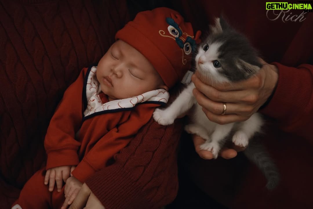 Nini Ouyang - 35.4K Likes - 今年的新年照
相差7天的兩個小可愛new born 😻👶🏻

你們猜猜誰大誰小呀？❤️

#niniouyang2025