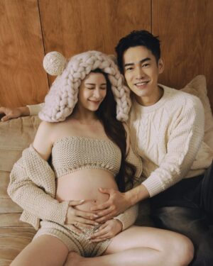 Nini Ouyang Instagram - 這次本來想說有拍了生活照
就不進棚拍孕婦寫真了(最懶孕婦😹)
後來想想怕自己後悔!還是拍了~
一共花了2小時就拍完5套
每一套都好喜歡~之後再來慢慢跟大家分享!
還發現自己竟然是企劃高手?從我的衣服老張的衣服~
(他只要帶妝髮到現場就好了)
到整個風格跟場地~都是我一手策劃 🥰
拍完覺得幸好有拍!以後就可以拿給兒子看~
你看這是媽媽懷你的時候,你在媽媽肚子裡唷👶🏻
第一個look分享給你們🥹