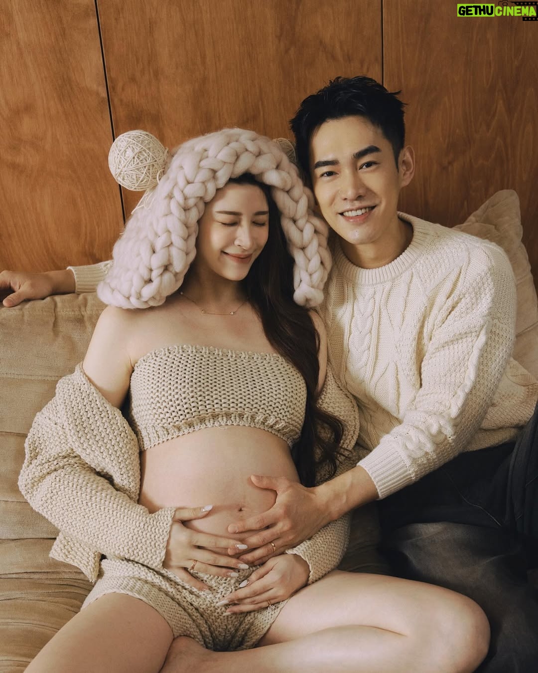 Nini Ouyang - 31.3K Likes - 這次本來想說有拍了生活照
就不進棚拍孕婦寫真了（最懶孕婦😹）
後來想想怕自己後悔！還是拍了～
一共花了2小時就拍完5套
每一套都好喜歡～之後再來慢慢跟大家分享！
還發現自己竟然是企劃高手？從我的衣服老張的衣服～
（他只要帶妝髮到現場就好了）
到整個風格跟場地～都是我一手策劃 🥰
拍完覺得幸好有拍！以後就可以拿給兒子看～
你看這是媽媽懷你的時候，你在媽媽肚子裡唷👶🏻

第一個look分享給你們🥹