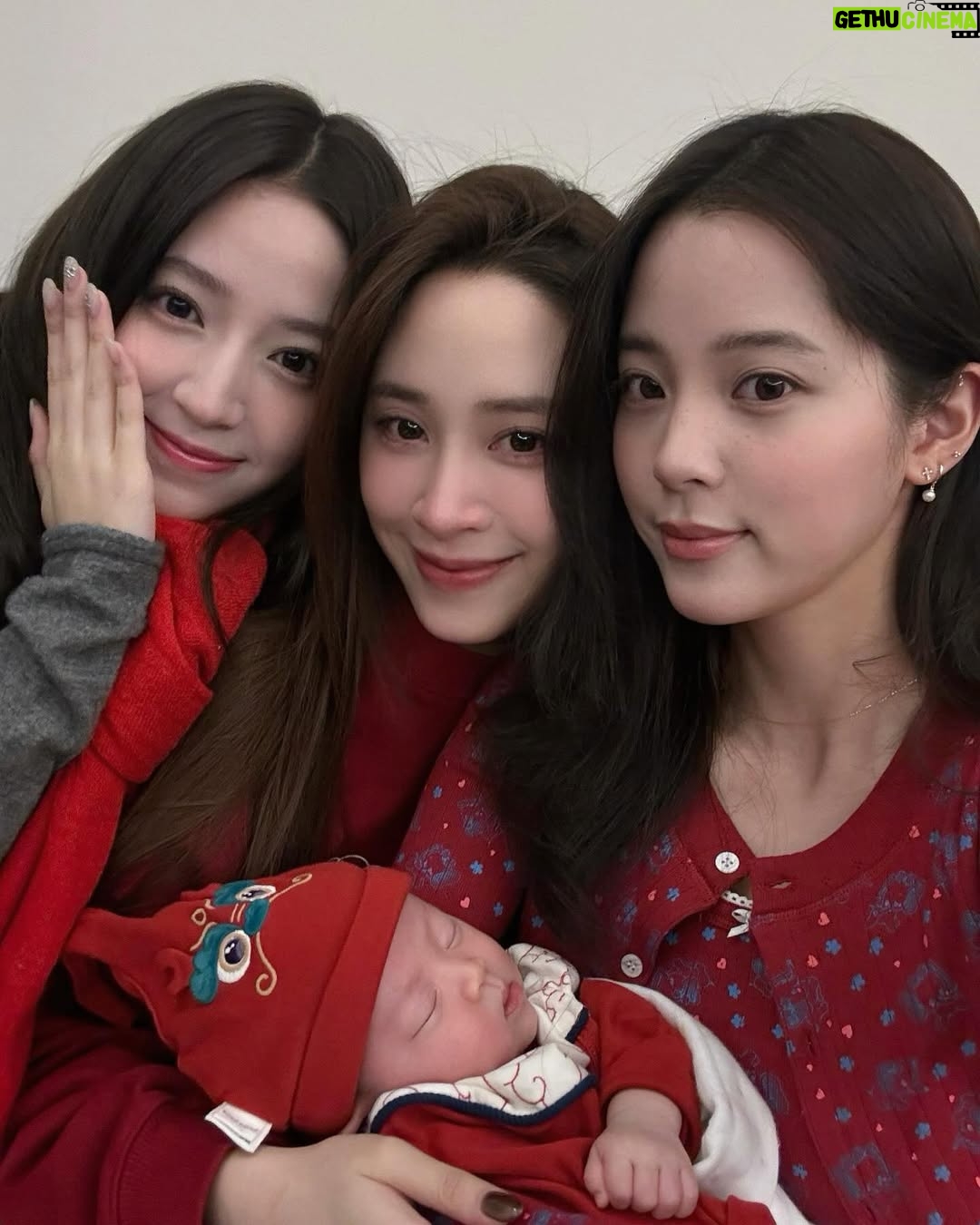 Nini Ouyang - 39K Likes - 重新發一次這組照片
剛剛發的時候下面有人發現我怎麼眼睛有點紅紅哭哭了
因為在拍這張照片前
兩位姨姨發了紅包給睦🧧
紅包上面寫給睦的話把我用哭了😭😭

娜娜姨姨寫的內容如下🧧
Dear Nosen bb
Nosen 寶貝，姨姨第一次給你包紅包！你的出生帶給我們很多的快樂！不求你未來大富大貴，只希望你能快樂、健康平安的成長。
做自己～姨會陪伴你一年又一年❤️I love you

娣娣姨姨寫的內容如下🧧
To:Nosen 睦睦
小姨姨第一次給別人包紅包耶！
因為我一直是家裡最小的但今年不一樣了，你來了所以每年都會給你包了！我會讓媽咪把錢錢都收好的！不讓她花😂
祝你新年快樂!!平平安安長大!!開開心心～
聽爸比媽咪小姨的話！變成大帥哥～愛你我們的小Nosen
你的英文名字是我取的嘿嘿💖

不知道是產後荷爾蒙還是怎麼了～😂
有了小孩之後好容易感動
很多事情很多情緒，真的是當了媽媽以後才知道！
昨晚是我出月子的第一天
也是我們第一次跟睦睡過夜
看著睦熟睡的臉，我跟老張牽著彼此的手放在睦身上
我們兩個又一起感謝了睦，謝謝他選擇了我們，謝謝他來到我們身邊🩵然後我們兩個就開始大哭😂😂

睦呀～
爸爸媽媽的心願就是跟姨姨們一樣
希望你能平平安安 健健康康 快快樂樂 的長大
爸爸媽媽永遠會做你的堅強的後盾💪🏻

也謝謝各位叔叔阿姨對睦的愛❤️

#niniouyang2025