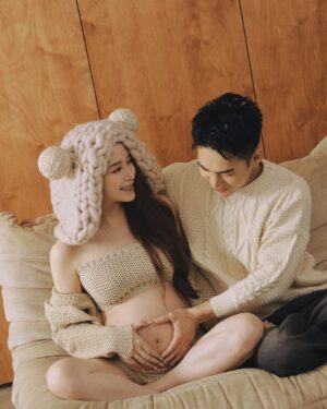 Nini Ouyang Instagram - 這次本來想說有拍了生活照
就不進棚拍孕婦寫真了(最懶孕婦😹)
後來想想怕自己後悔!還是拍了~
一共花了2小時就拍完5套
每一套都好喜歡~之後再來慢慢跟大家分享!
還發現自己竟然是企劃高手?從我的衣服老張的衣服~
(他只要帶妝髮到現場就好了)
到整個風格跟場地~都是我一手策劃 🥰
拍完覺得幸好有拍!以後就可以拿給兒子看~
你看這是媽媽懷你的時候,你在媽媽肚子裡唷👶🏻
第一個look分享給你們🥹