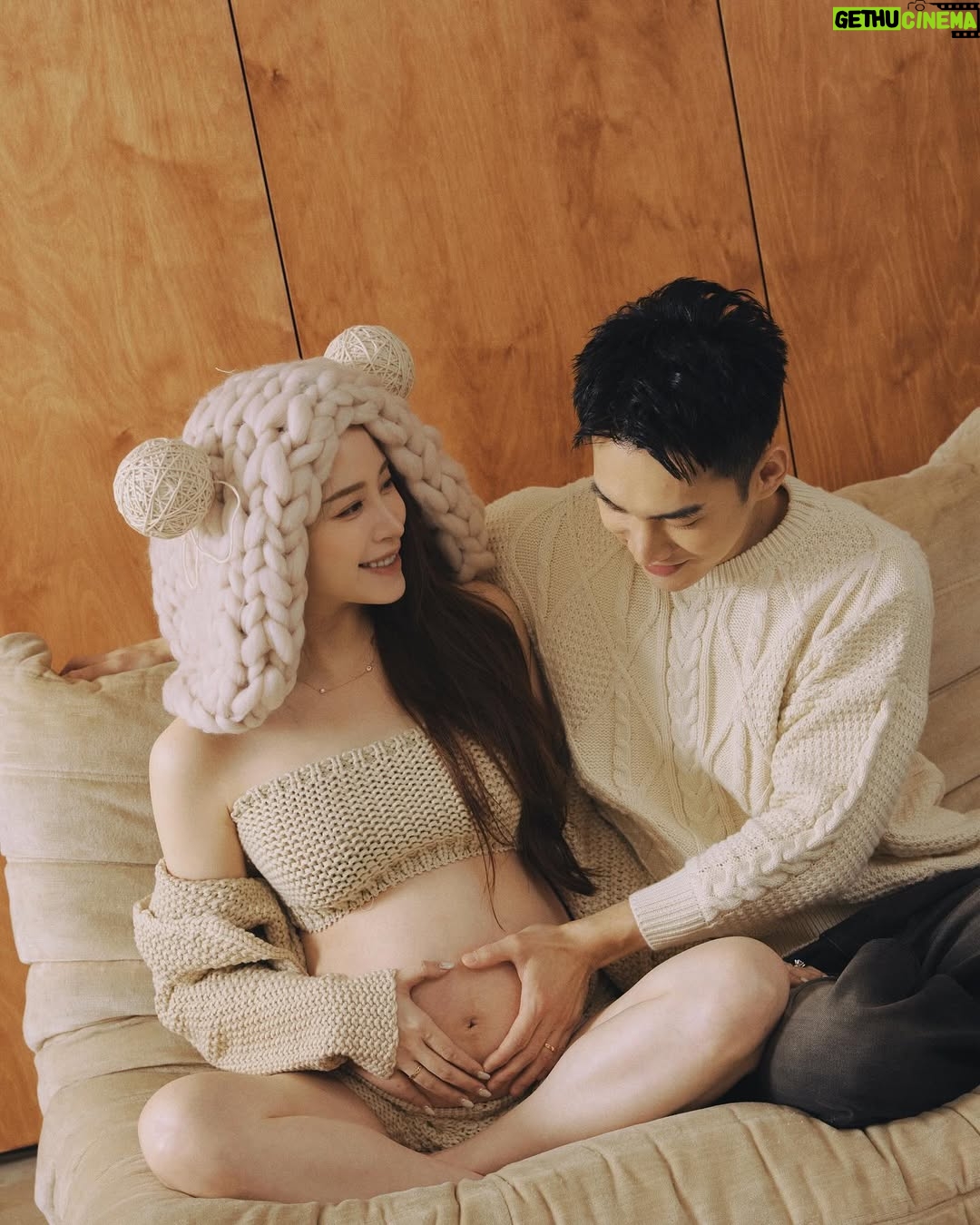 Nini Ouyang - 31.3K Likes - 這次本來想說有拍了生活照
就不進棚拍孕婦寫真了（最懶孕婦😹）
後來想想怕自己後悔！還是拍了～
一共花了2小時就拍完5套
每一套都好喜歡～之後再來慢慢跟大家分享！
還發現自己竟然是企劃高手？從我的衣服老張的衣服～
（他只要帶妝髮到現場就好了）
到整個風格跟場地～都是我一手策劃 🥰
拍完覺得幸好有拍！以後就可以拿給兒子看～
你看這是媽媽懷你的時候，你在媽媽肚子裡唷👶🏻

第一個look分享給你們🥹