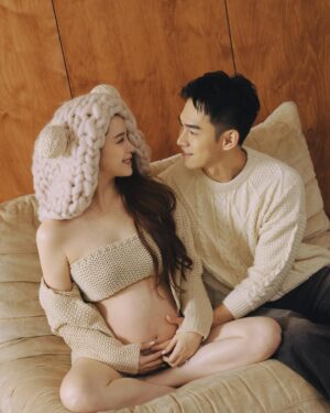 Nini Ouyang Instagram - 這次本來想說有拍了生活照
就不進棚拍孕婦寫真了(最懶孕婦😹)
後來想想怕自己後悔!還是拍了~
一共花了2小時就拍完5套
每一套都好喜歡~之後再來慢慢跟大家分享!
還發現自己竟然是企劃高手?從我的衣服老張的衣服~
(他只要帶妝髮到現場就好了)
到整個風格跟場地~都是我一手策劃 🥰
拍完覺得幸好有拍!以後就可以拿給兒子看~
你看這是媽媽懷你的時候,你在媽媽肚子裡唷👶🏻
第一個look分享給你們🥹