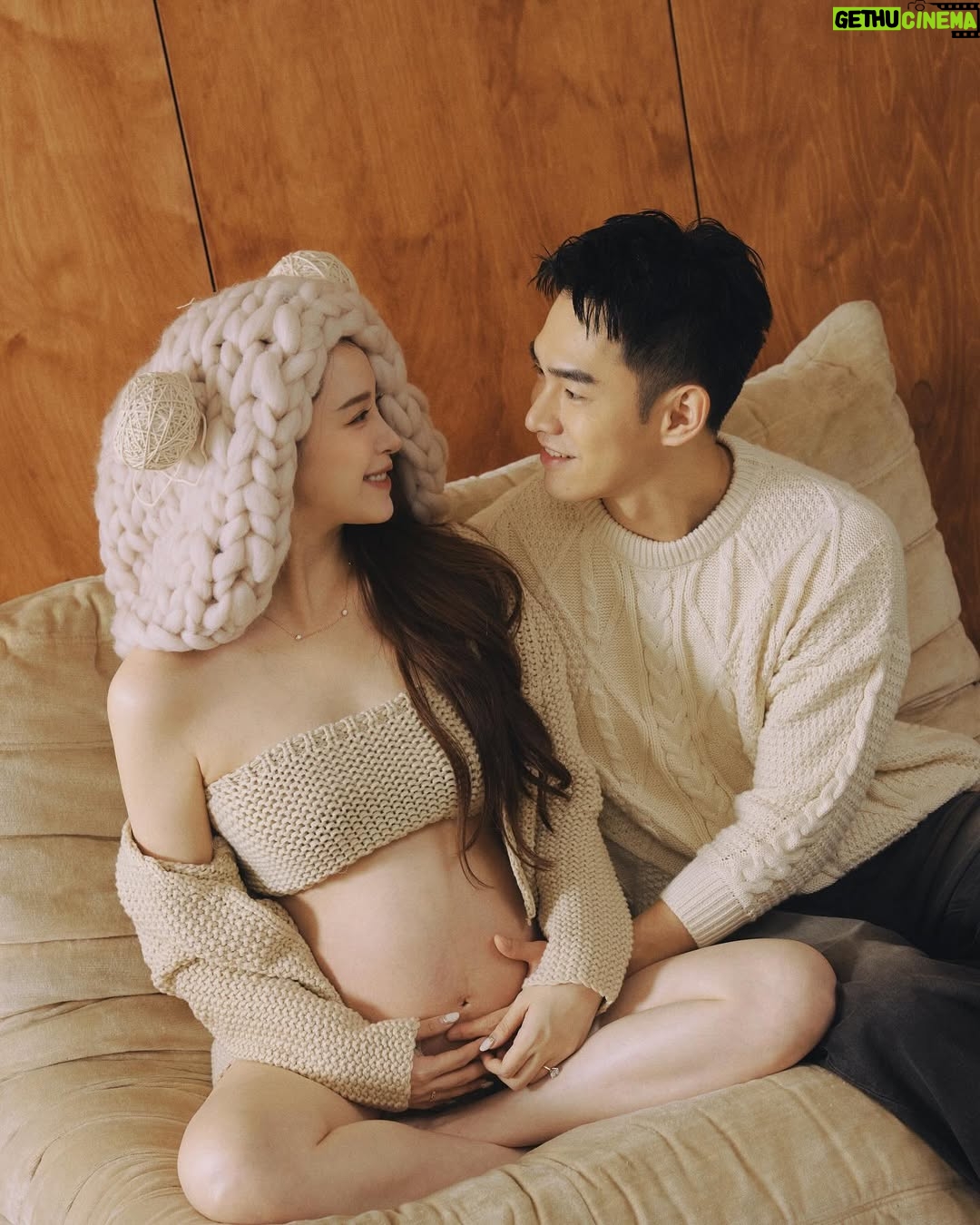 Nini Ouyang - 31.3K Likes - 這次本來想說有拍了生活照
就不進棚拍孕婦寫真了（最懶孕婦😹）
後來想想怕自己後悔！還是拍了～
一共花了2小時就拍完5套
每一套都好喜歡～之後再來慢慢跟大家分享！
還發現自己竟然是企劃高手？從我的衣服老張的衣服～
（他只要帶妝髮到現場就好了）
到整個風格跟場地～都是我一手策劃 🥰
拍完覺得幸好有拍！以後就可以拿給兒子看～
你看這是媽媽懷你的時候，你在媽媽肚子裡唷👶🏻

第一個look分享給你們🥹