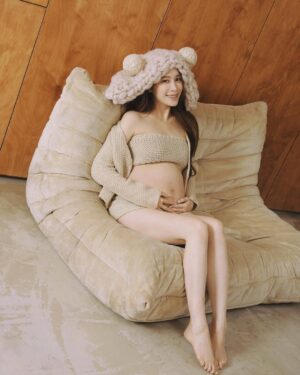 Nini Ouyang Instagram - 這次本來想說有拍了生活照
就不進棚拍孕婦寫真了(最懶孕婦😹)
後來想想怕自己後悔!還是拍了~
一共花了2小時就拍完5套
每一套都好喜歡~之後再來慢慢跟大家分享!
還發現自己竟然是企劃高手?從我的衣服老張的衣服~
(他只要帶妝髮到現場就好了)
到整個風格跟場地~都是我一手策劃 🥰
拍完覺得幸好有拍!以後就可以拿給兒子看~
你看這是媽媽懷你的時候,你在媽媽肚子裡唷👶🏻
第一個look分享給你們🥹