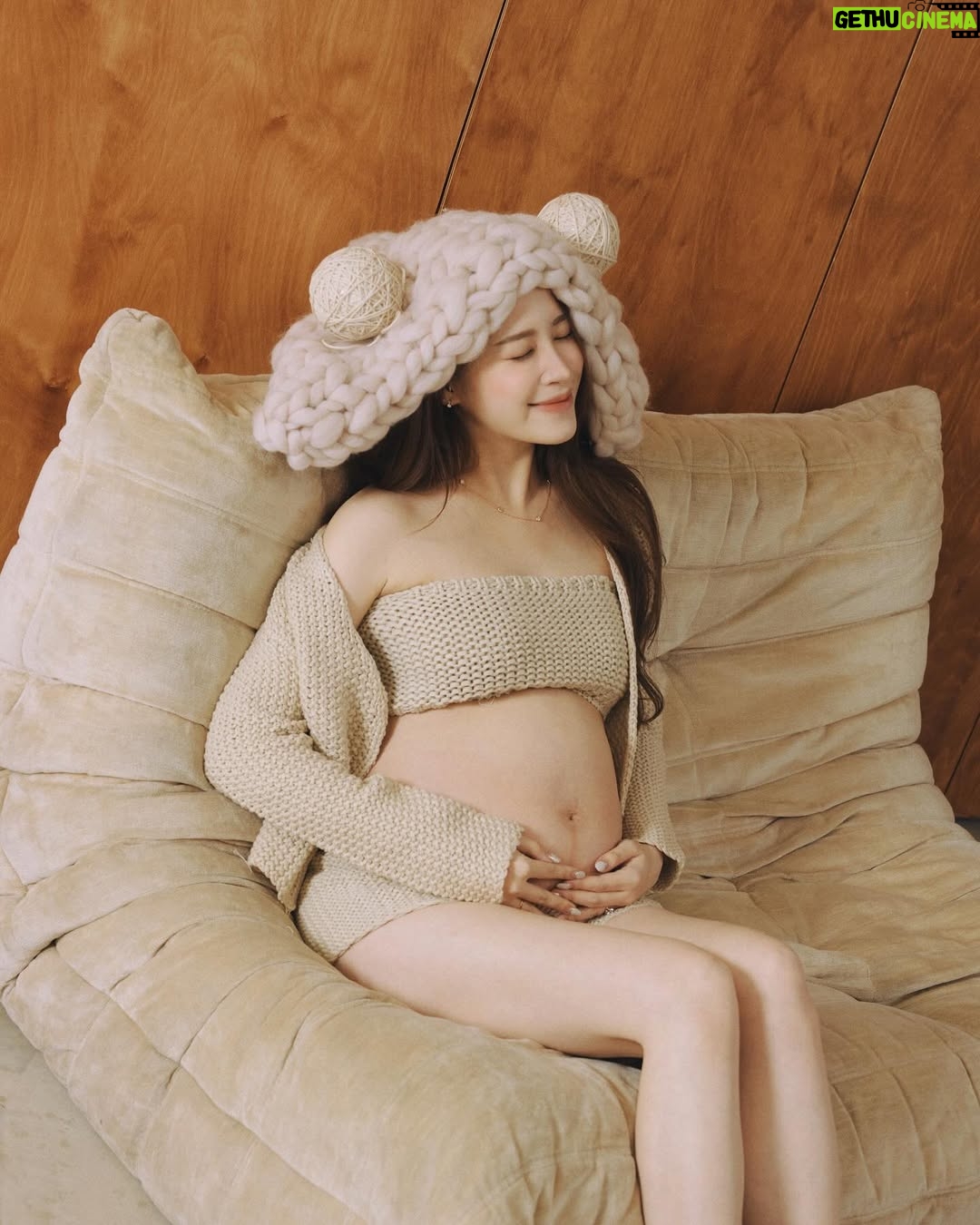 Nini Ouyang - 31.3K Likes - 這次本來想說有拍了生活照
就不進棚拍孕婦寫真了（最懶孕婦😹）
後來想想怕自己後悔！還是拍了～
一共花了2小時就拍完5套
每一套都好喜歡～之後再來慢慢跟大家分享！
還發現自己竟然是企劃高手？從我的衣服老張的衣服～
（他只要帶妝髮到現場就好了）
到整個風格跟場地～都是我一手策劃 🥰
拍完覺得幸好有拍！以後就可以拿給兒子看～
你看這是媽媽懷你的時候，你在媽媽肚子裡唷👶🏻

第一個look分享給你們🥹
