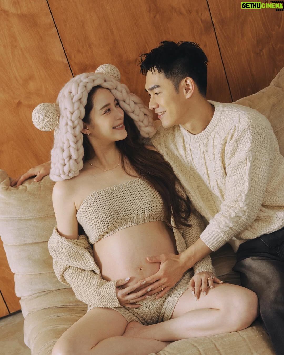 Nini Ouyang - 31.3K Likes - 這次本來想說有拍了生活照
就不進棚拍孕婦寫真了（最懶孕婦😹）
後來想想怕自己後悔！還是拍了～
一共花了2小時就拍完5套
每一套都好喜歡～之後再來慢慢跟大家分享！
還發現自己竟然是企劃高手？從我的衣服老張的衣服～
（他只要帶妝髮到現場就好了）
到整個風格跟場地～都是我一手策劃 🥰
拍完覺得幸好有拍！以後就可以拿給兒子看～
你看這是媽媽懷你的時候，你在媽媽肚子裡唷👶🏻

第一個look分享給你們🥹