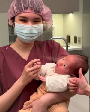 Nini Ouyang Instagram - 我從小就認為,能讓自己真正快樂真正幸福的,從來都不是因為獲得任何物質,真正讓自己難過痛苦的,也從來都不是失去任何物質。
親人的離開,寵物的誕生,寵物的離開,再到孩子的出生,我更深信不疑!
沒有想過這是目前唯一一次讓我感受到花錢,原來也有機會感受到快樂跟幸福….但那是因為有他們!
這裡不是月中,這裡像另一個家~
謝謝你們每一位對睦睦的疼愛跟寵溺,每天群組裡快百張的各種照片,三不五時給媽媽情緒價值的鼓勵,下班時間都過了一兩個小時還在陪玩寶寶的心,交班的時候還要抱著寶寶交,一大早或大半夜交奶都能看到邊哄寶寶邊笑的臉,哭鬧時透過玻璃都能感受到你們的呵護,對於每個問題都不厭其煩細心的解說教學,還有好多用眼睛就能感受到愛的瞬間~~
記得要走的前兩天,某位護理師把睦睦送來房間要走的時候,murmur的說了句:「怎麼辦,好捨不得」
我們很幸運,睦睦很幸福,出生來到這個世界的一開始就遇到這樣的你們,為他把屎把尿洗澡刷牙,睡前的最後一眼跟起床的第一眼,即使他以後不會記得,這段時間互動的溫度,一定會陪著他很久很久~
謝謝你們從事這個很重要的工作,更謝謝你們依然保有這樣的愛,愛著來這裡的每一個寶寶!
其實你們大可以做好專業的工作就好,因為多投入的那些情感,在離別時總會伴隨著難過一次次的襲來,但你們依然用真心交換,就像最後幾天,你們說可不可少叫睦睦回房間讓你們多抱抱他多跟他相處~你們不只是上班,你們還付出了感情!
就像拍片一樣,在人生的某個階段某個時光裡,可能會遇到一群相處融洽,真心喜歡的夥伴,然後時間流逝,沒有不散的宴席,縱使未來的路上不一定會再相遇,但離別時,總會因為付出真心相處過,捨不得湧上心頭。此刻的我,正在消化這樣的情緒….
每次洗水果給你們吃、買飲料給你們,分享小東西,又或者聊天拉低賽,這些都毫不起眼,但那些當下,都是我跟妮妮會主動想到你們的心~
感謝緣分讓我們這個小家庭能遇到這麼棒的你們!承接起你們的愛,陪伴教育睦睦未來成為一個像你們一樣,散發溫暖給身邊的人!
未來的路上就算真的不會再遇到了,此刻我也真心誠意的給予滿滿的祝福,並謝謝你們,希望你們每一位都平安健康快樂的繼續散佈溫暖!
#木芯